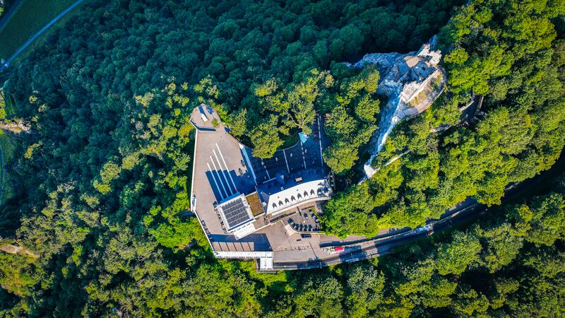 Drohnenaufnahme der kompletten Anlage Restaurant und Ruine