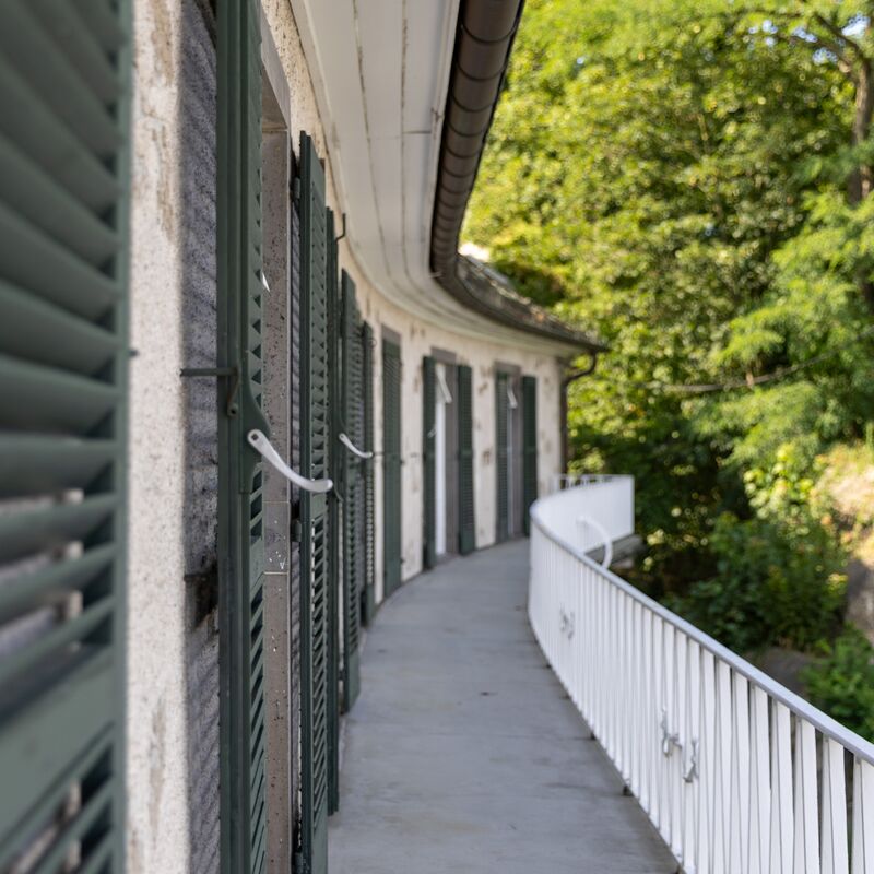 Osterrasse der Anlage mit Balkon