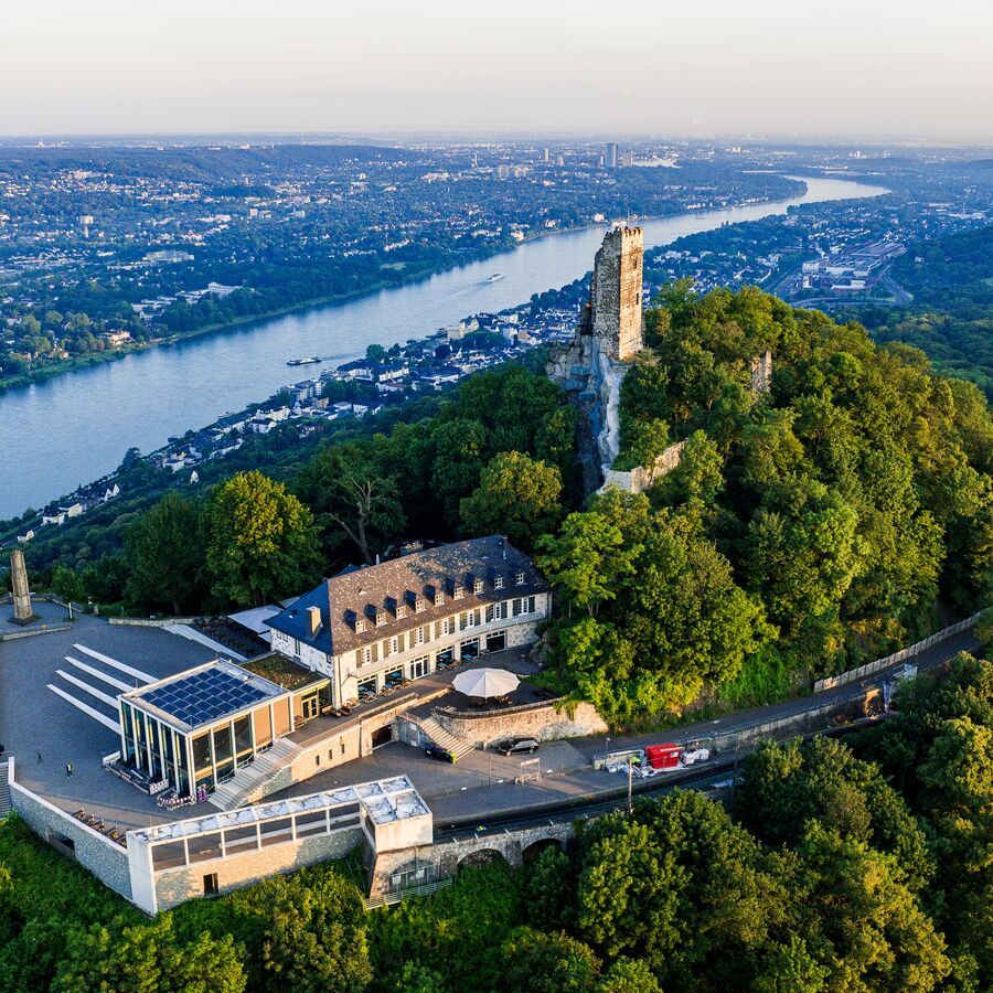 Drohnenaufnahme der kompletten Anlage Restaurant und Ruine