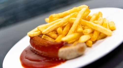 Currywurst mit Pommes Frites