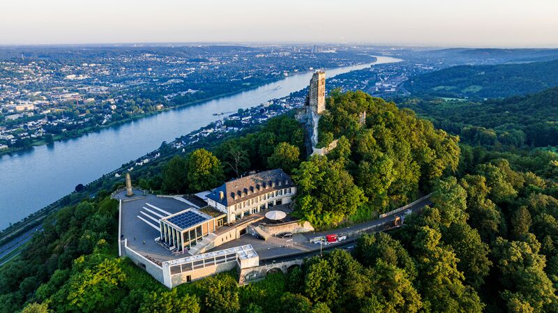 Drohnenaufnahme der kompletten Anlage Restaurant und Ruine