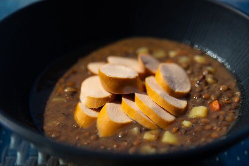 Deftiger Linseneintopf nach "Omas Art" mit Bockwurst