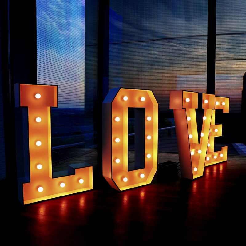 Lichtinstallation mit der Aufschrift Love
