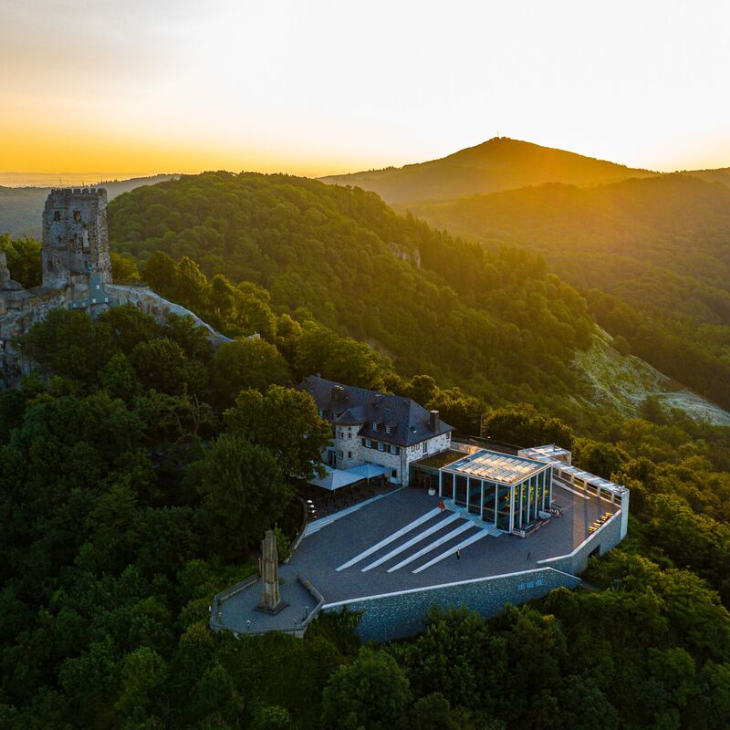 Drohnenaufnhame der Anlage bei Sonnenuntergang