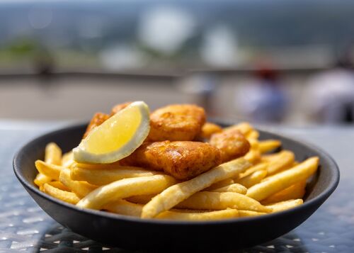 Kibbeling mit Remouladensoße und Pommes Frites