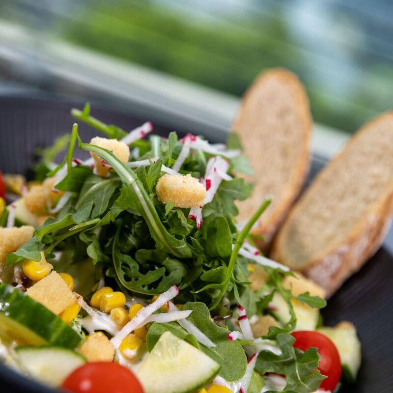 Großer Salatteller mit Joghurtdressing und gebratenen Hähnchenstreifen