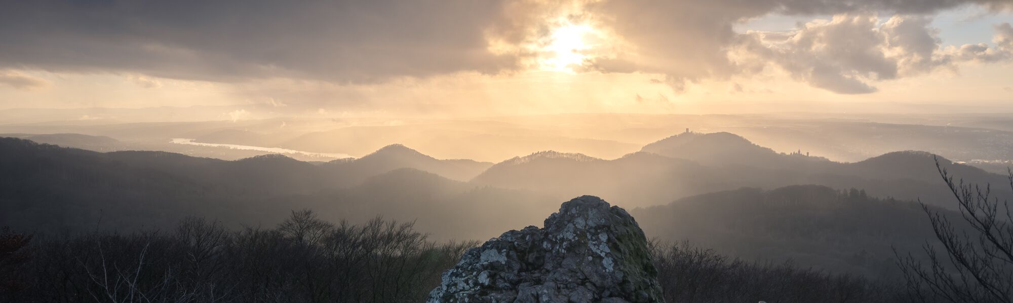 Naturaufnahme vom Siebengebirge bei Nebel
