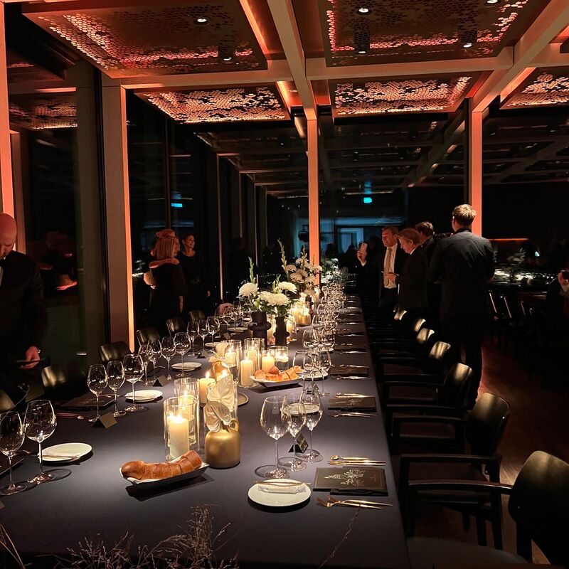 Eingedeckter langer Tisch für eine Hochzeit