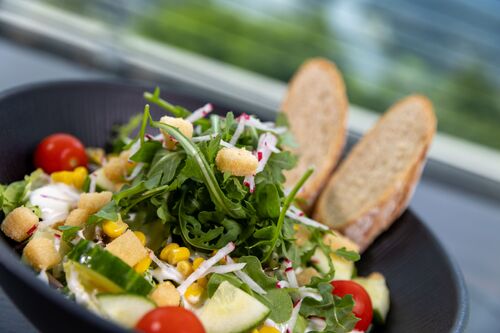 Großer Salatteller mit Joghurtdressing und gebratenen Hähnchenstreifen