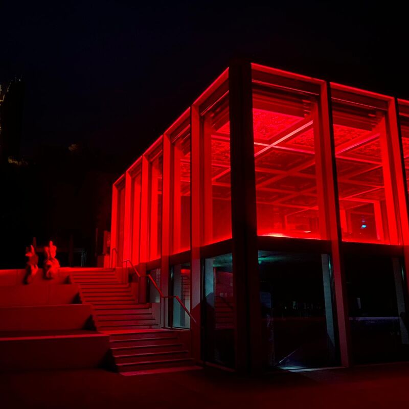 Glaskubs in der Nacht rot angeleuchtet